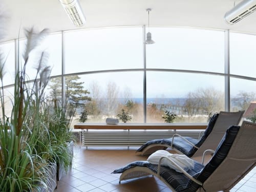 Liegestühle im Wellnessbereich
