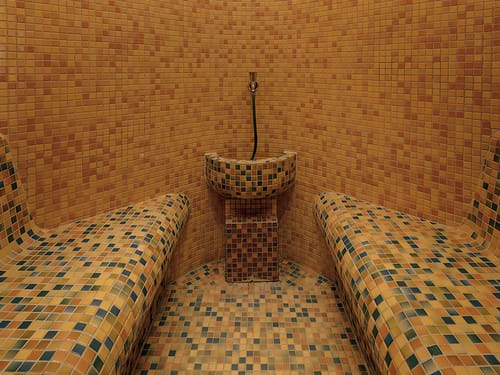 Dampfsauna im Wellnessbereich mit Mosaiksteinen