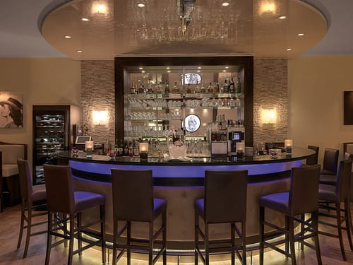 moderne Hotel Bar beleuchtet mit Barhockern