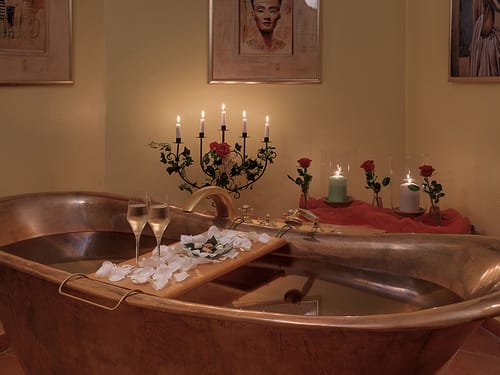 kupferne Wanne im Wellnessbereich