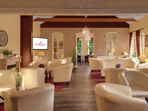 Lounge mit cremefarbenden Sesseln und Loungemöbeln