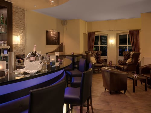 Bar mit verschiedenen Sitzmöglichkeiten