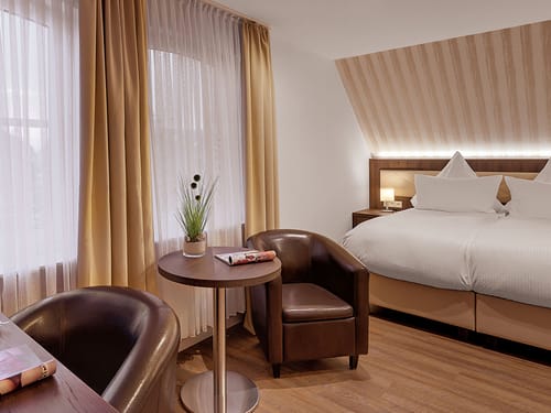 Schönes Doppelzimmer mit Sitzecke und Schreibtisch