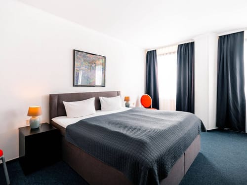 einfaches modernes Doppelzimmer mit Boxspringbett