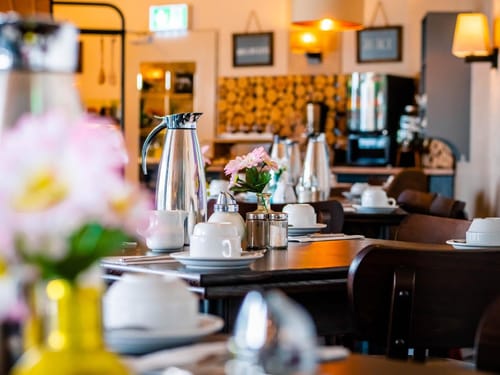 gedeckter Tisch im Frühstückraum