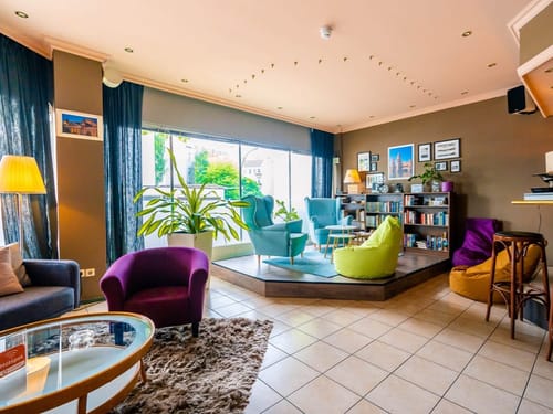 verschieden farbige Sessel im Loungebreich