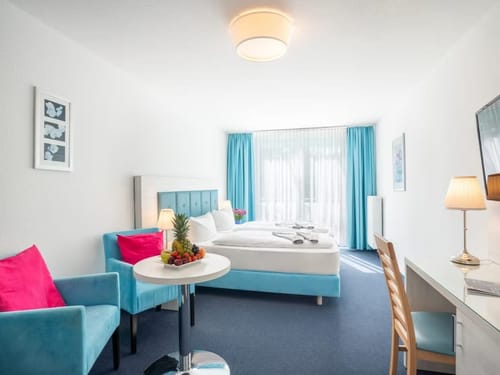 Doppelbett, Schreibtisch,TV, Tisch und zwei Stühle