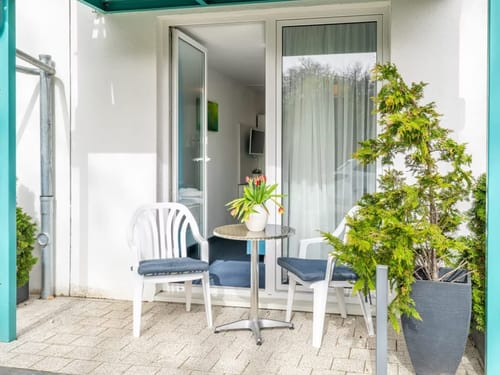 Terrasse mit einem kleinen Tisch und Stühlen