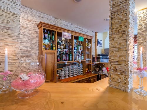 Hotelbar hell und freundlich eingerichtet