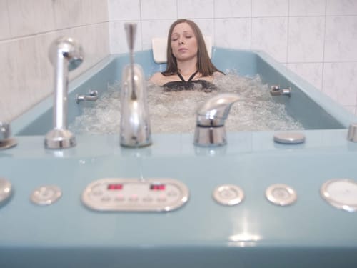 Frau im Thermalbad