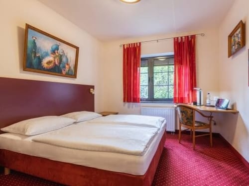 Doppelzimmer Standard mit Doppelbett, Tisch und Stuhl