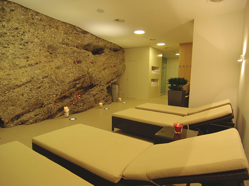 Ruhebereich mit Wellnessliegen