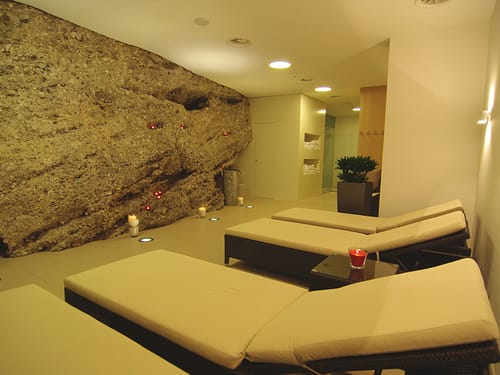 Ruhebereich mit Wellnessliegen
