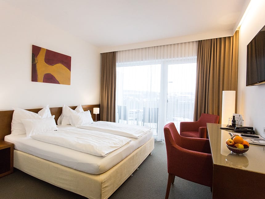 Wohlfühl Zimmer Christkindl mit Doppelbett, Sesseln, Schreibtisch und Stehlampe