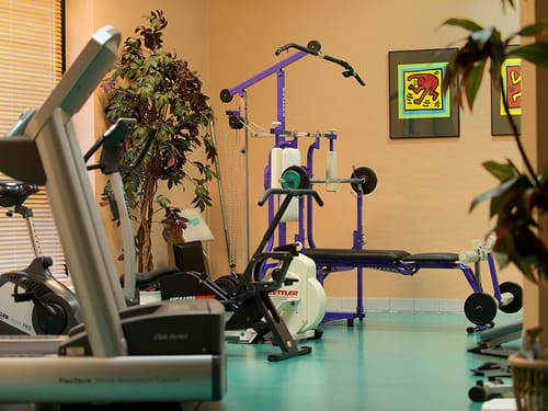 verschiedene Fitness und Cardiogeräte im Fitnessraum