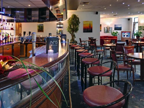 gemütliche Hotelbar mit Barhockern, und verschiedenen Sitzmöglichkeiten
