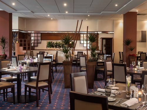 verschieden eingedeckte Tische im Hotelrestaurant