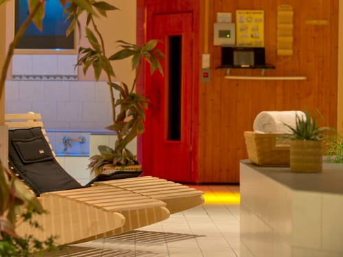 Relaxliegen und Finnische Sauna im Wellnessbereich