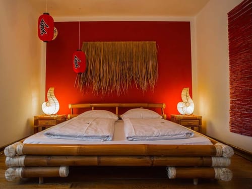 Modernes Schlafzimmer mit asiatischem Design und Bambusbett