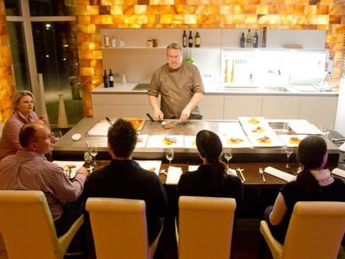 Entdecken Sie ein einzigartiges kulinarisches Erlebnis in einem stilvollen Restaurant mit offener Küche. Erleben Sie, wie ein erfahrener Koch raffinierte Gerichte zubereitet, während Sie in elegantem Ambiente speisen.