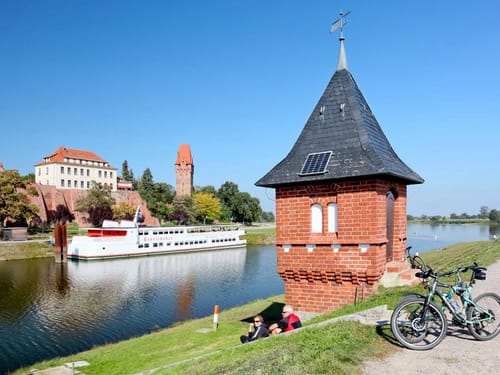 Ufer des Fluss Tanger mit einem Personenschiff