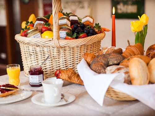 verschieden Speisen am Frühstücksbuffet