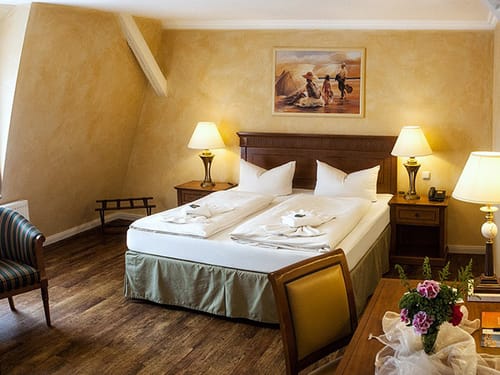 Boxspringbett, Sessel, Tisch, Nachttische und Leselampen