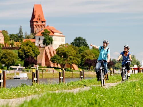 Radfahrer am Flus Tanger