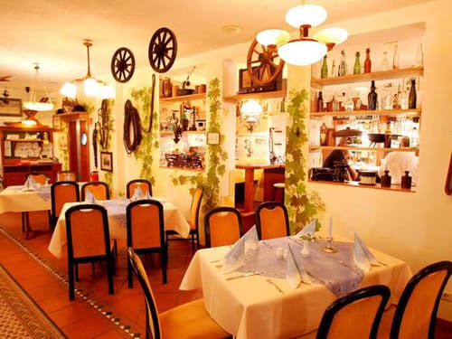 verschieden eingedeckte Tische im Restaurant
