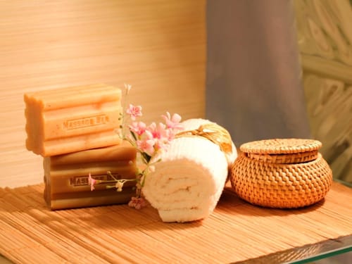 Wellnessprodukte mit Handtuch und Seife