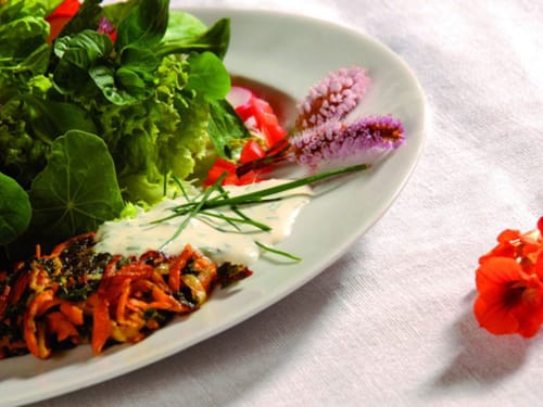 Erleben Sie ein harmonisches Zusammenspiel von frischem grünem Salat, knusprigem Rösti und cremiger Kräutersauce. Ein Gaumenschmaus für Genießer!