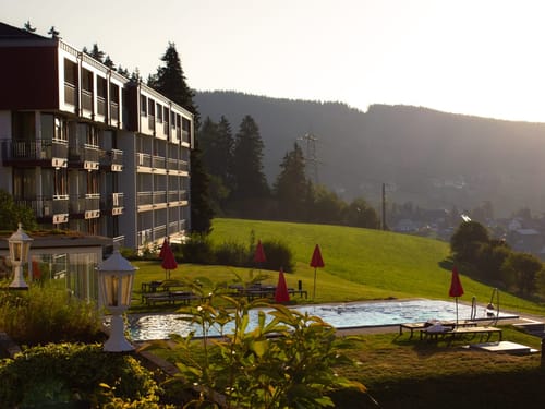 Hotel am Abend von aussen