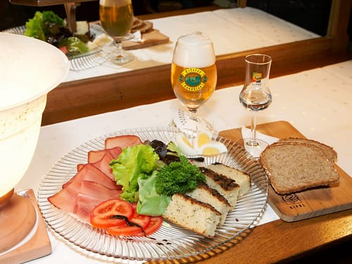 Brotzeitteller in der Gaststube