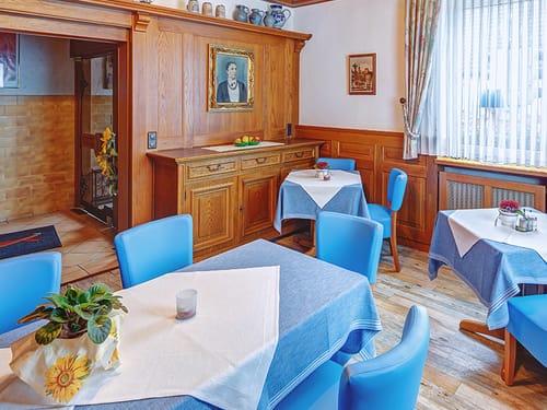verschiedene Tischgruppen mit blauen Tischdecken und blau bezogenen Stühlen
