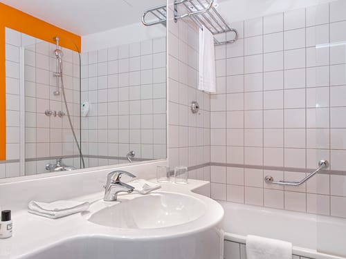 Badezimmer mit Badewanne und Dusche