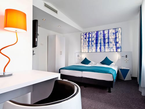 Modernes Doppelzimmer mit TV