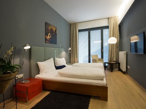 Helles Zimmer mit TV, Tisch und einem Stuhl