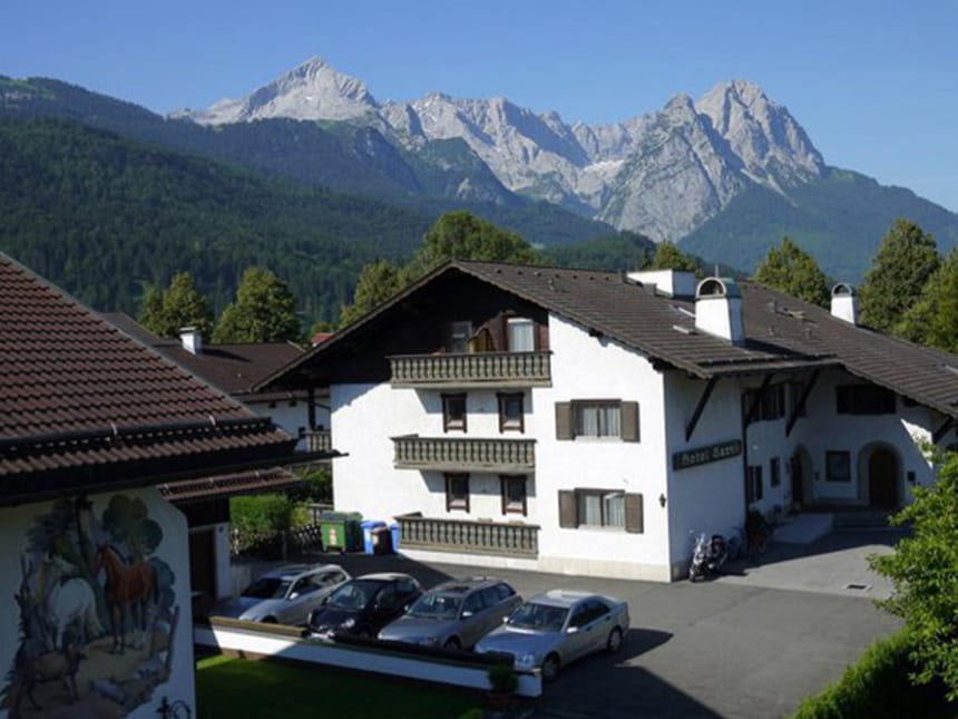 Traditionelles bayerisches Haus vor Bergkulisse