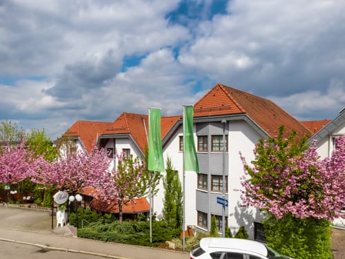 Hotelansicht bei Tag