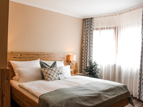 modernes Doppelzimmer, hell und freundlich eingerichtet