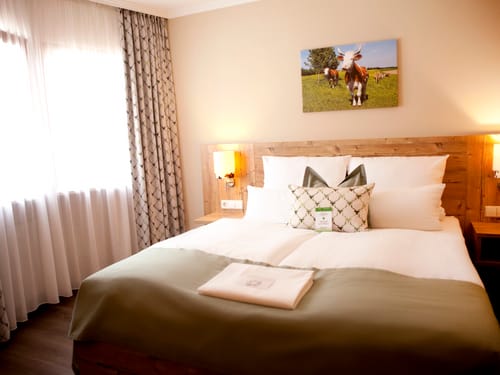 hell und modern eingerichtetes Doppelzimmer