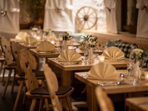 festlich gedeckte Tische im Restaurant