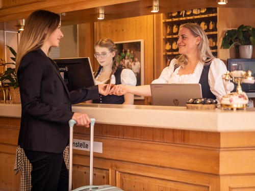 Gast wird an der Rezeption begrüßt