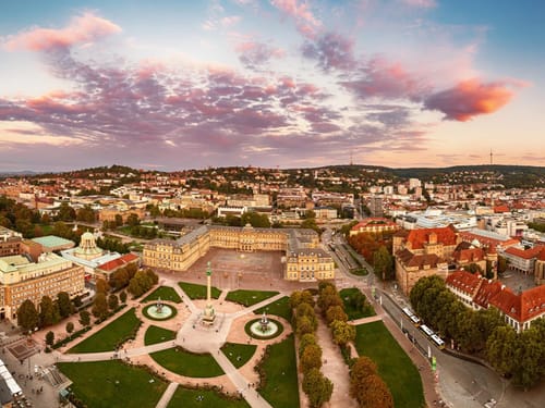 Luftaufnahme des Schlossplatzes in Stuttgart bei Sonnenuntergang.