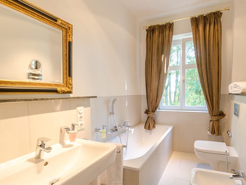 Bad mit Badewanne, WC, Wandspiegel und Waschtisch