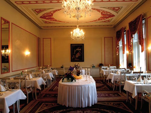 weiß eingedeckte Tische im Hotelrestaurant