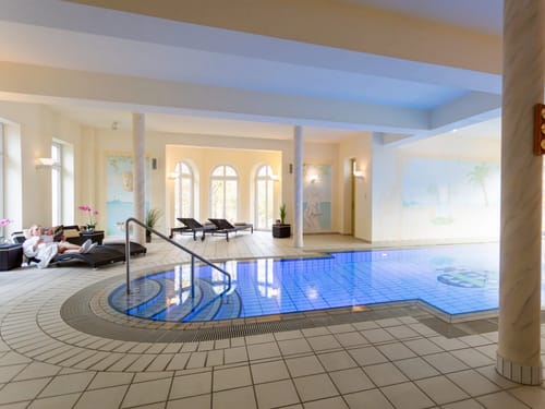 Wellnessbereich mit Innenpool und Relaxleigen am Rande