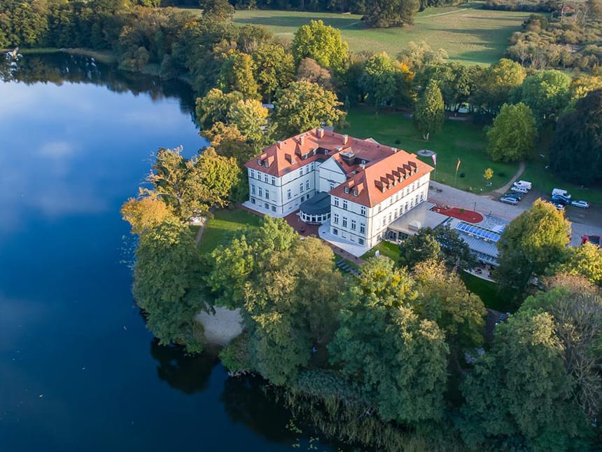 Luftaufnahme Hotel mit Seeblick