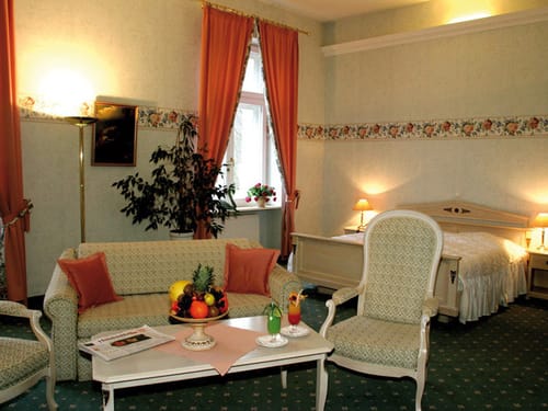 Sitzecke mit Sofa und Sesseln im Doppelzimmer