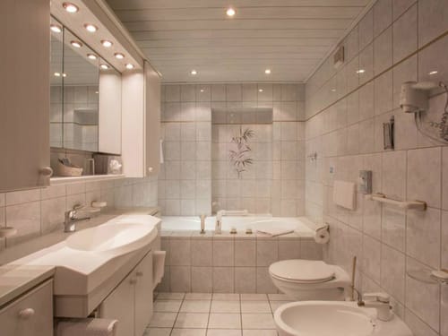 Badezimmermit Waschtisch, Spiegel und WC